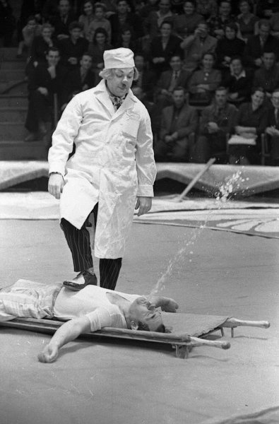 Олег Попов и Яков Шехтман в репризе «Утопленник» на арене цирка, 1961 - 1964