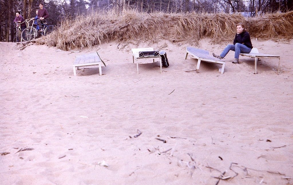 На пляже Финского залива, 1988 год, Ленинградская обл.. Выставки&nbsp;«Рок-н-ролл мертв, а мы еще нет»,&nbsp;«Ленинградская область» с этой фотографией. 