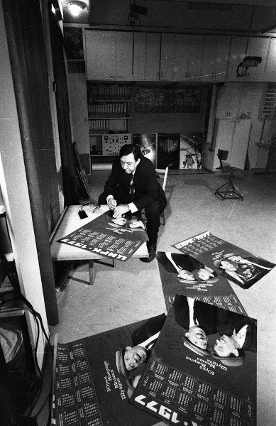 Юрий Никулин подписывает календари, 1976 - 1977, г. Москва. Видео «Переход» и выставка «Календари» с этой фотографией.