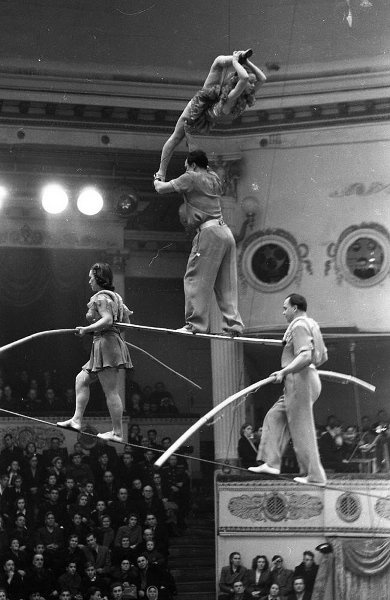 Московский цирк на Цветном бульваре. Канатоходцы Волжанские, 1953 год, г. Москва. Выставка «Будни 1953 года» с этой фотографией.