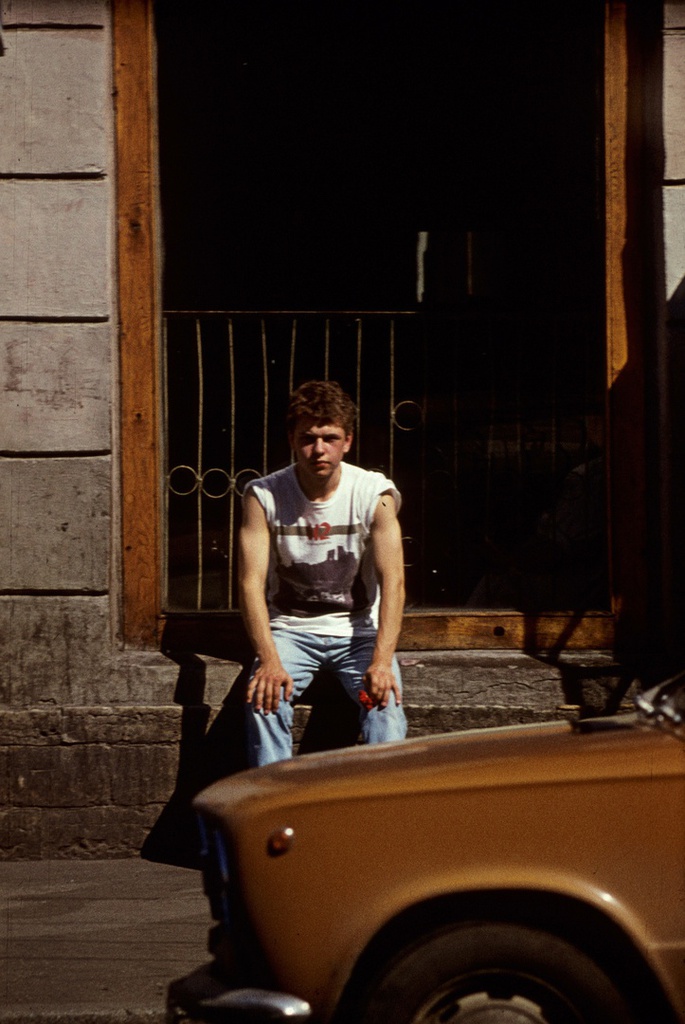 У кафе Сайгон, 1988 год, г. Ленинград. Выставка «Рок-н-ролл мертв, а мы еще нет» с этой фотографией.&nbsp;