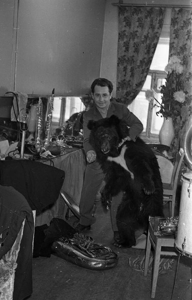 Дрессировщик Луиджи Безано и гималайский медведь в гримерной, 1960 - 1962, г. Москва. Выставка «На границе двух миров» с этой фотографией.