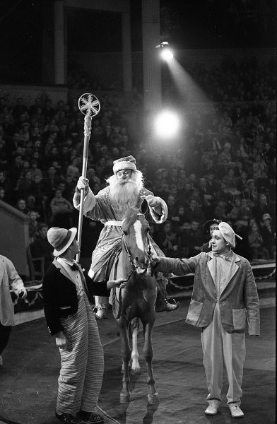 Елка в Московском цирке на Цветном бульваре, 1962 - 1964, г. Москва. Слева – клоун Анатолий Хлюпин.