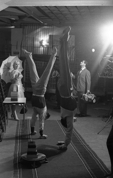 За кулисами цирка. Эквилибристы Егоровы – отец и сын, 1960 - 1963. Эквилибристы Михаил и Анатолий Егоровы, на втором плане – жонглеры Хосров и Лидия Абдуллаевы.