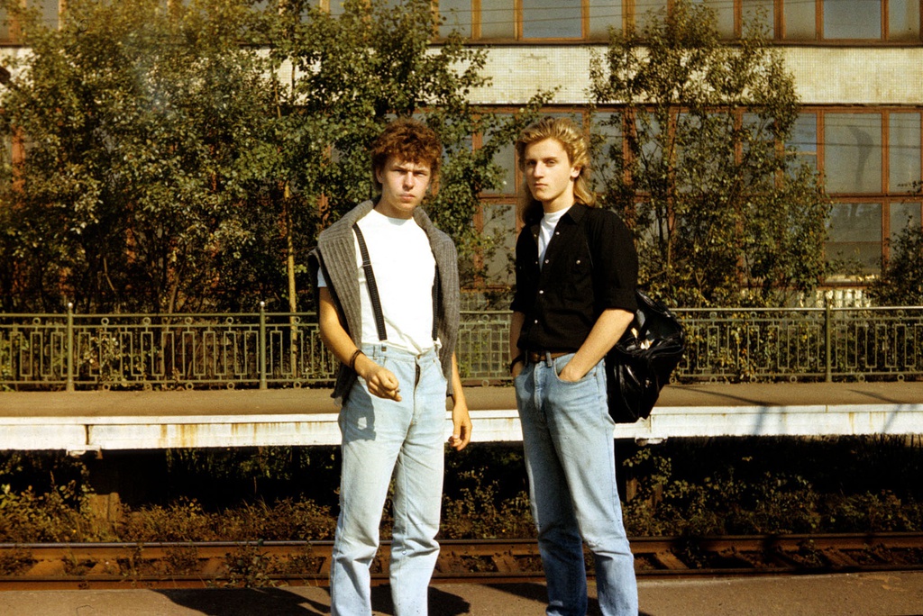 На станции Ржевка, май - декабрь 1988. Выставка «Рок-н-ролл мертв, а мы еще нет» с этой фотографией.&nbsp;