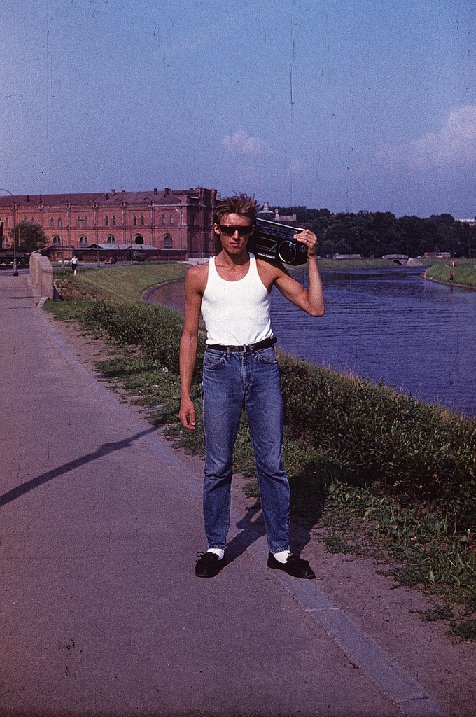 «Советский лук», 1988 год, г. Ленинград. Выставка «Рок-н-ролл мертв, а мы еще нет» с этой фотографией.&nbsp;