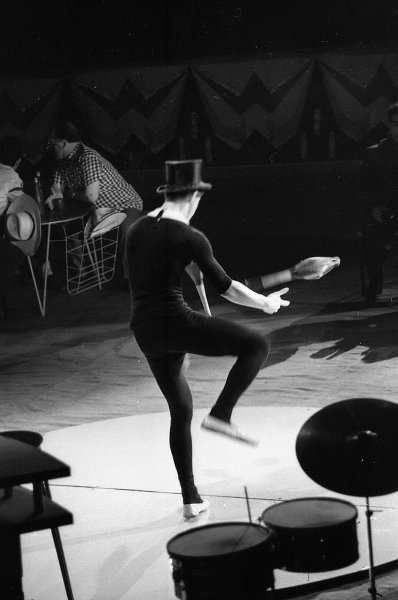 Фото "Московский цирк на Цветном бульваре. Жонглер Борис Амарантов ...