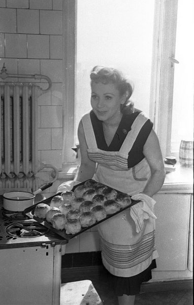 Актриса Лидия Смирнова в домашней обстановке, 1956 - 1958, г. Москва. Выставка «С пылу, с жару!» с этой фотографией.&nbsp;