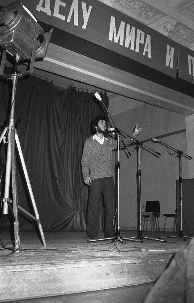 Студенческий концерт в красном зале МАРХИ, 5 ноября 1982, г. Москва. Выставка&nbsp;«Студенческие времена – одни из лучших»&nbsp;и видео «Учись, студент!» с этой фотографией. 