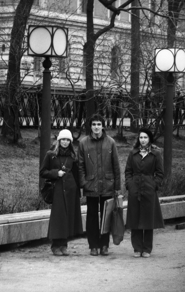 Весна, двор МАРХИ, 4 апреля 1982, г. Москва. Выставка «Студенческие времена – одни из лучших» с этой фотографией.&nbsp;
