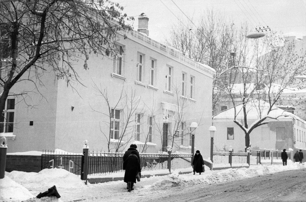 Московские дома и улицы 80-х годов, 1987 - 1988, г. Москва. Выставка «Снова к делам» с этой фотографией.