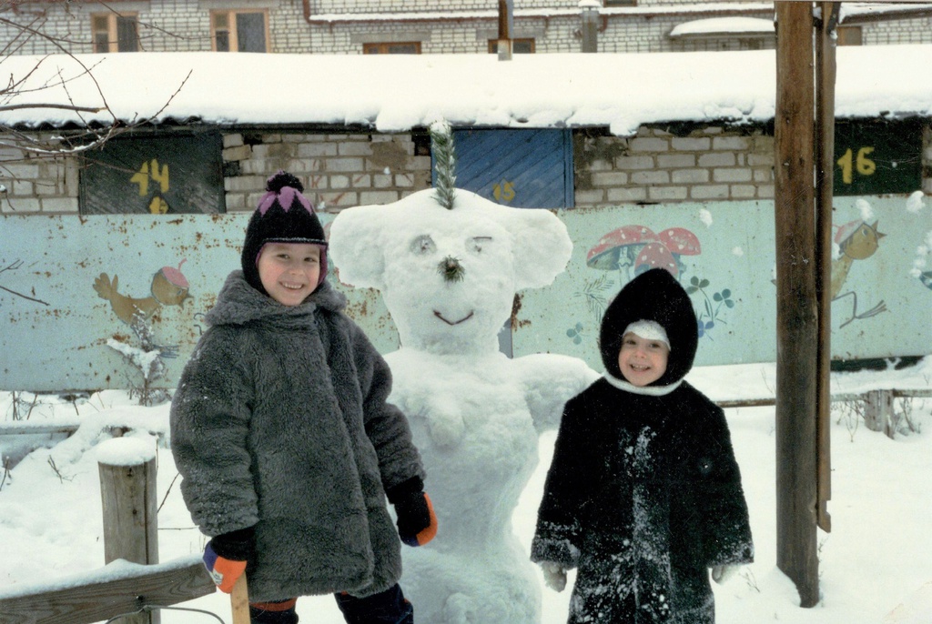 Дети и снеговик, 1 февраля 1996 - 1 марта 1996, Нижегородская обл., г. Городец. Выставка «Снеговик, снеговик, жить на холоде привык» с этой фотографией.