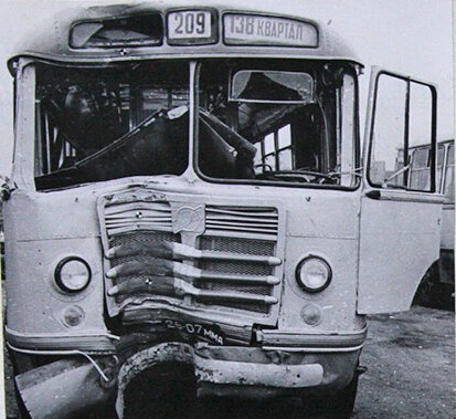 Автобус 209 маршрута встретил столб, 1 мая 1976, г. Москва. Фотография из архива пользователя Познавший суть.Выставка «Московский автобус» с этой фотографией.