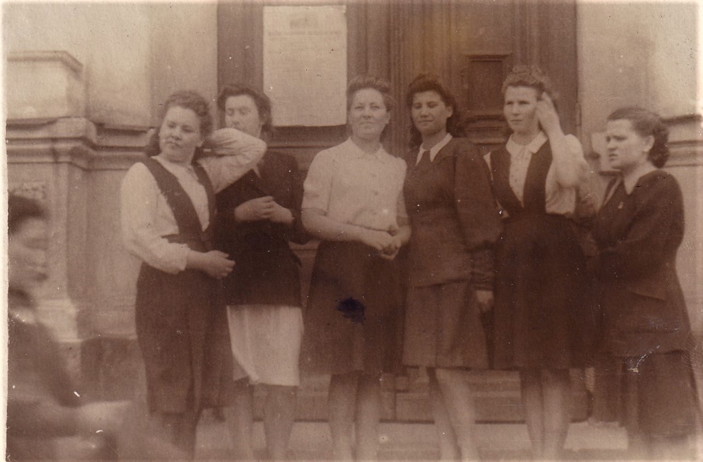 Исторический факультет Иркутского государственного педагогического института, 1 мая 1949, г. Иркутск. Выставка «Иркутск» с этой фотографией.