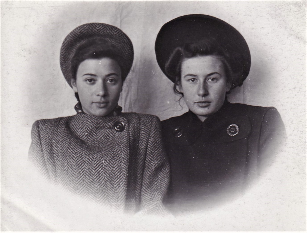 Десятиклассницы школы № 26 Иркутска Леля и Соня, 1948 год, г. Иркутск. Выставка «Иркутск» с этой фотографией.
