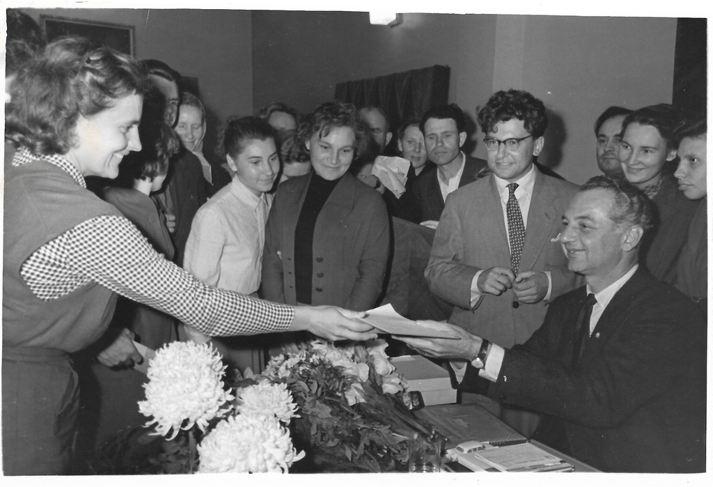 Встреча с американским писателем Митчеллом Уилсоном, 1955 - 1973, г. Москва. Выставка «Литературная среда Дворца культуры ЗИЛ» с этой фотографией.&nbsp;