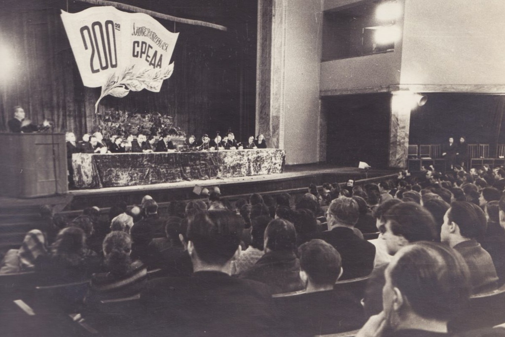 200-я «Литературная среда», 1953 год, г. Москва. Выставка «Литературная среда Дворца культуры ЗИЛ» с этой фотографией.&nbsp;