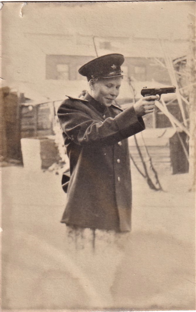 Зойка целится в муху. Зоя Петровна Селиванова, 1951 год, г. Иркутск. Выставка «Иркутск» с этой фотографией.