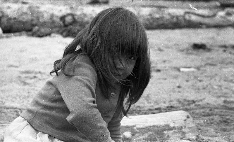 Девочка на берегу, 1968 год, Сахалинская обл., пгт. Ноглики. Выставка «Сахалинское детство Юрия Садовникова» с этой фотографией.&nbsp;