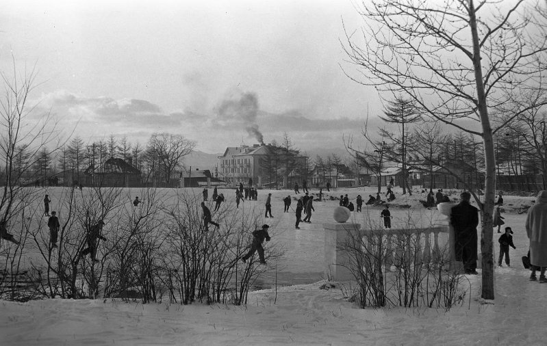 Зимние этюды в парке, 1961 год, о. Сахалин, г. Южно-Сахалинск. Выставка «СССР в 1961 году» с этой фотографией.