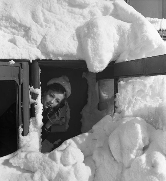 Снежные заносы в городе, 1968 год, Сахалин о., г. Южно-Сахалинск. Выставка «Жизнь на острове Сахалин глазами Юрия Садовникова» с этой фотографией.&nbsp;
