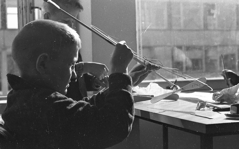 Дворец пионеров. Занятия в авиамодельном кружке, 1967 год, Сахалин о., г. Южно-Сахалинск
