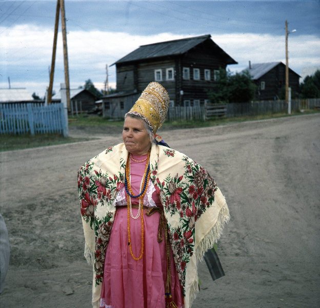 Женщина в народном костюме, 1990 год, Архангельская обл., с. Койнас