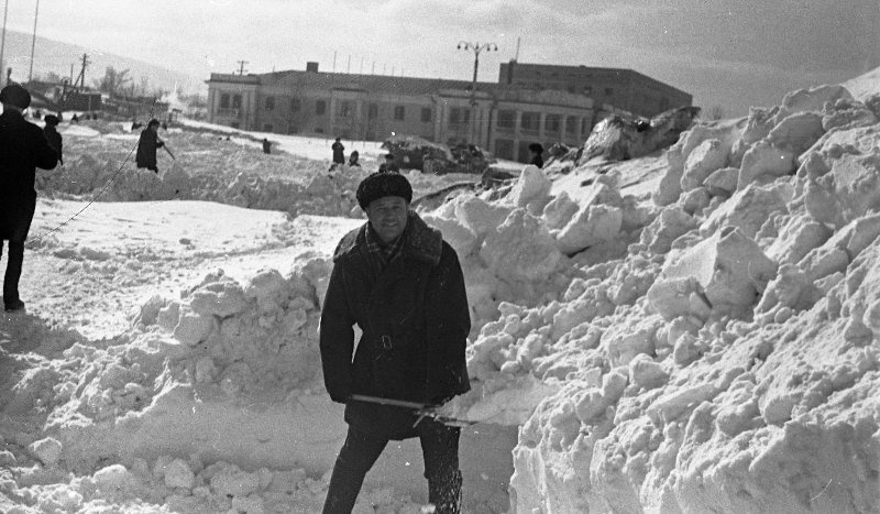 Снежные заносы в городе, 1968 год, Сахалин о., г. Южно-Сахалинск. Выставка «Такого снегопада...» с этой фотографией.&nbsp;