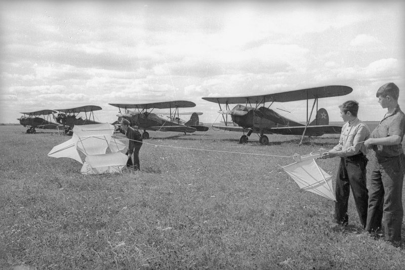 Юные авиамоделисты на Тушинском аэродроме, 1938 год, Московская обл., г. Тушино. В августе 1960 года Тушино вошло в состав Москвы.