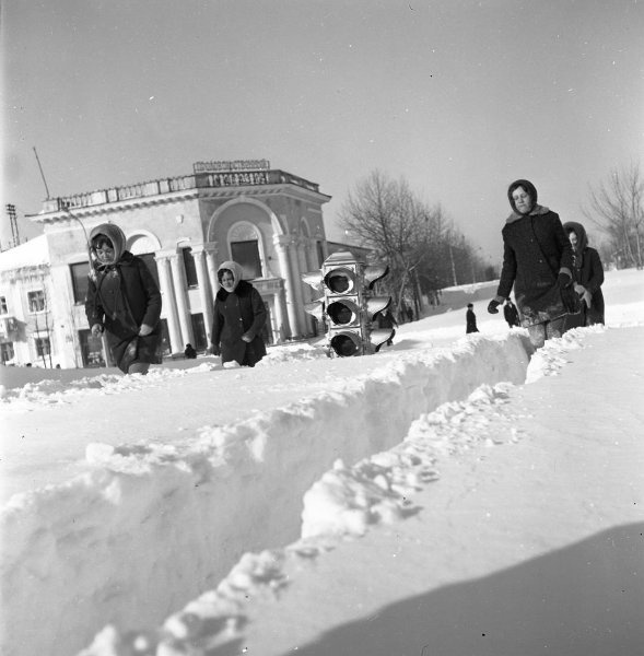 Снежные заносы в городе, март 1970, о. Сахалин, г. Южно-Сахалинск. Выставка «Март. Весну не остановить» с этой фотографией.
