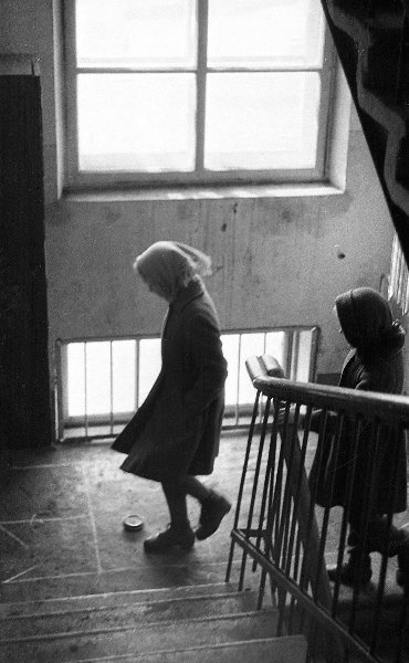 Девочки играют в классики в подъезде, 1960-е, Сахалин о., г. Южно-Сахалинск. Выставка «Игра длиной в полвека» с этой фотографией.