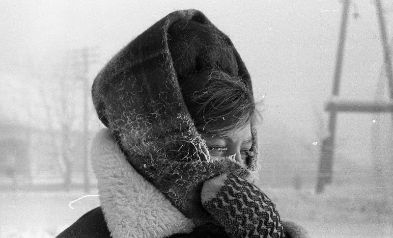 Женщина на остановке, 1969 год, Сахалин о., г. Южно-Сахалинск. Выставка «На краю земли: остров Сахалин» с этой фотографией.