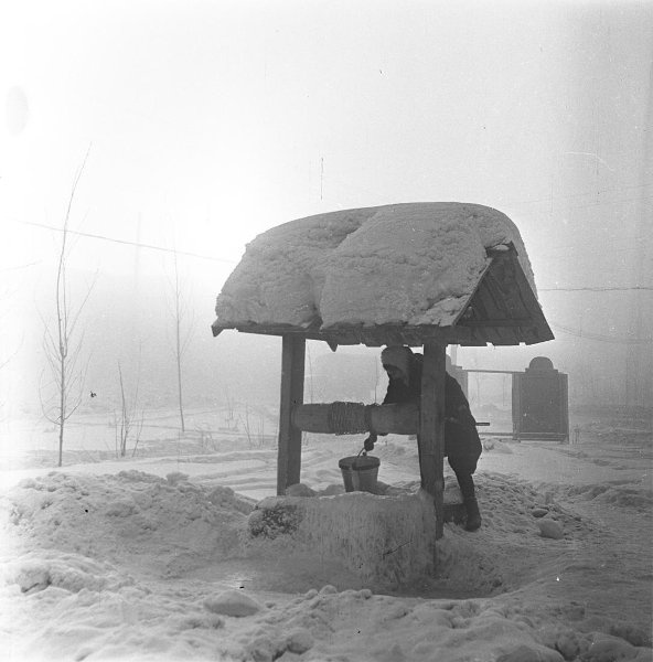 Зима. Женщина у колодца, 1963 - 1969, Сахалинская обл.
