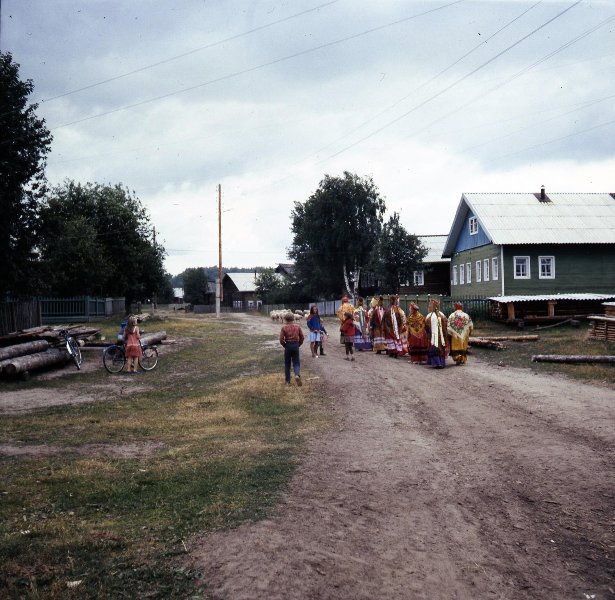 Фольклорный ансамбль на улице села, 1990 год, Архангельская обл., с. Койнас