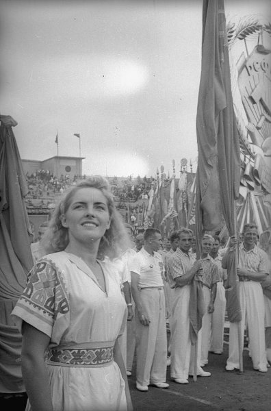 Молодежь на спортивном параде на стадионе «Динамо», 1940-е, г. Москва