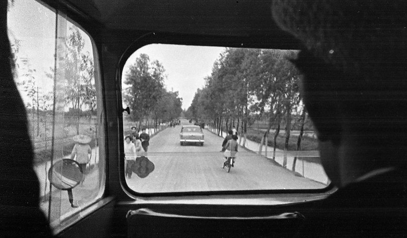 На дороге, 1955 - 1965, Китайская Народная Республика, Гуандун провинция, городской округ Фошань. Выставка «15 лучших фотографий Юрия Садовникова» с этим снимком.