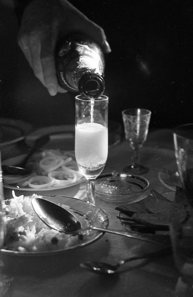 Сервировка стола, 1960-е, о. Сахалин, г. Южно-Сахалинск. Выставка «In vino / pivo / vodka veritas...» с этой фотографией.&nbsp;