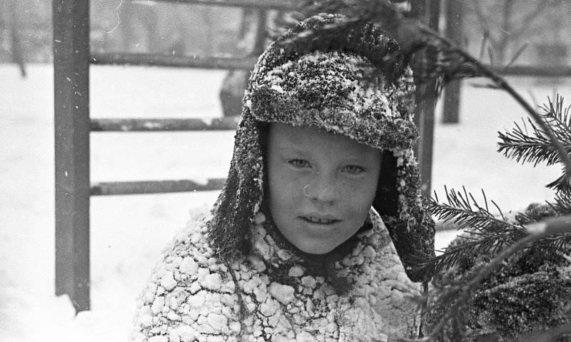 Зимние сценки во дворе, 1965 - 1969, Сахалин о., г. Южно-Сахалинск. Выставка «Сахалинское детство Юрия Садовникова» с этой фотографией.