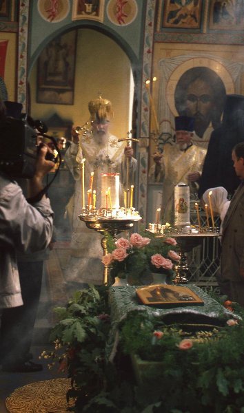 Алексий II на службе в храме во время переноса мощей преподобного Нила Столбенского, 9 июля 1995, г. Осташков
