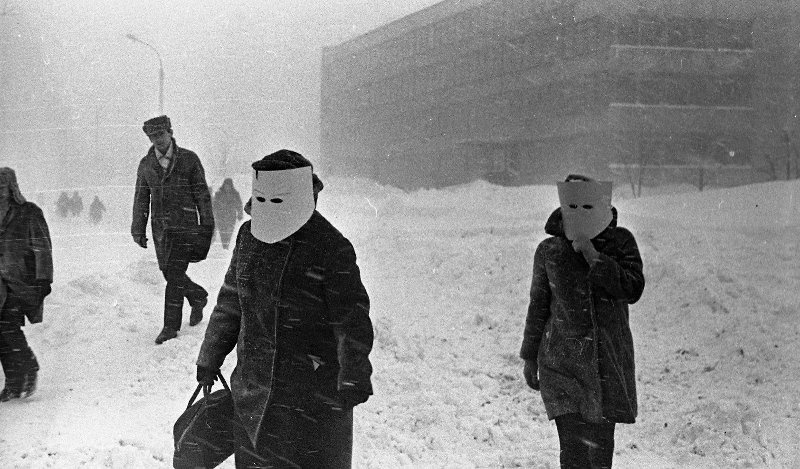 Снежные заносы в городе. Женщины в масках, 1968 год, Сахалин о., г. Южно-Сахалинск. Выставки&nbsp;«Метелица моя» и «А снег идет, а снег идет, и все вокруг чего-то ждет…» с этой фотографией.