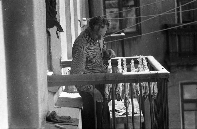 Мужчина на балконе, 1960-е, Сахалин о., г. Южно-Сахалинск. Выставка «На краю земли: остров Сахалин» с этой фотографией.