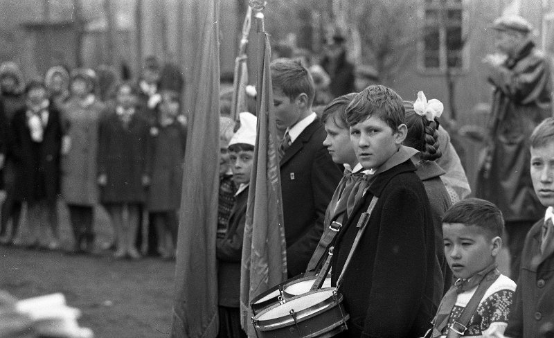 День пионерии, 19 мая 1968, Сахалинская обл., г. Южно-Курильск. Выставка «Пионеры-барабанщики» с этой фотографией.