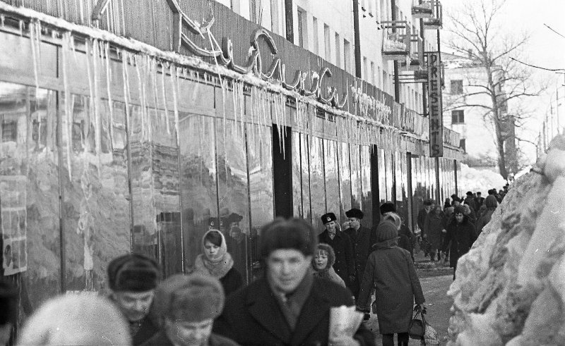Снежные заносы в городе, 1968 год, Сахалин о., г. Южно-Сахалинск. Выставка «Сосульки – значит весна» и видео&nbsp;«Самуил Маршак. "Круглый год"»&nbsp;с этой фотографией.