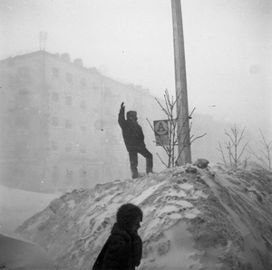 Снежные заносы в городе, 1968 год, Сахалин о., г. Южно-Сахалинск. Выставка «Остановки» с этой фотографией.