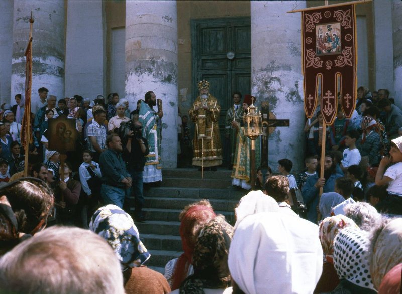 Люди около храма. В центре на лестнице – епископ Тверской и Кашинский Виктор, июль 1995, г. Осташков