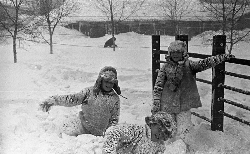 Зимние сценки во дворе, 1965 - 1969, о. Сахалин, г. Южно-Сахалинск. Выставка «Сахалинское детство Юрия Садовникова» с этой фотографией.