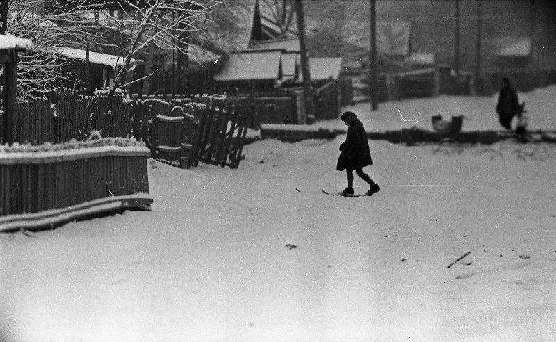 Первый снег, 1965 год, Сахалин о., г. Южно-Сахалинск. Выставки&nbsp;«Сахалинское детство Юрия Садовникова» и «Первый снег» с этой фотографией.