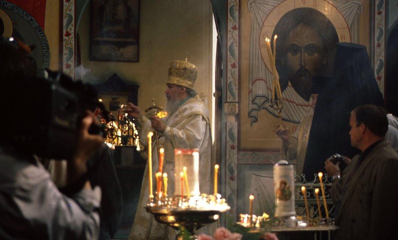 Алексий II на службе в храме во время переноса мощей преподобного Нила Столбенского, 9 июля 1995, г. Осташков