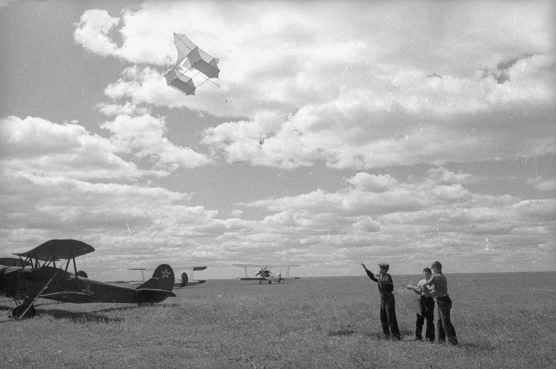 Юные авиамоделисты на Тушинском аэродроме, 1938 год, Московская обл., г. Тушино. В августе 1960 года Тушино вошло в состав Москвы.