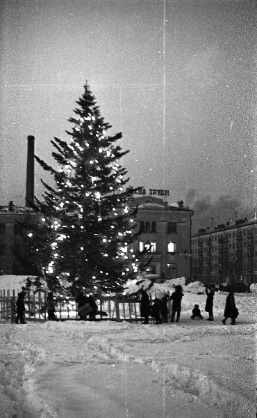 Новогодняя елка на городской площади, 1967 год, о. Сахалин, г. Южно-Сахалинск. Предположительно, снято в Южно-Сахалинске.